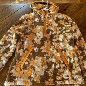 Women’s size medium North Face fleece pullover